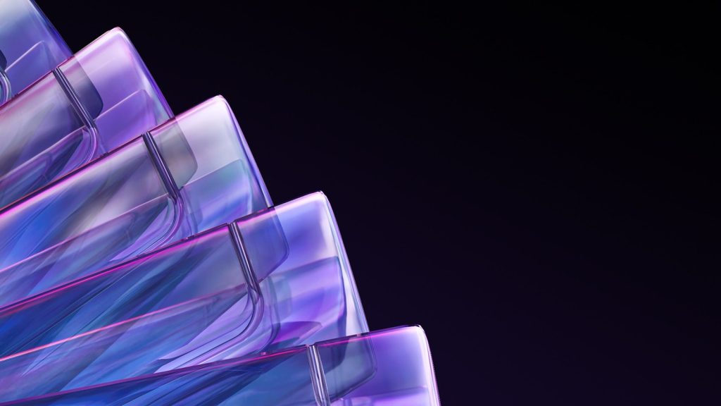 Des plaques de verre violettes et bleues empilées en éventail sur un fond noir, le visuel d’Epic pour Unreal Engine 6.