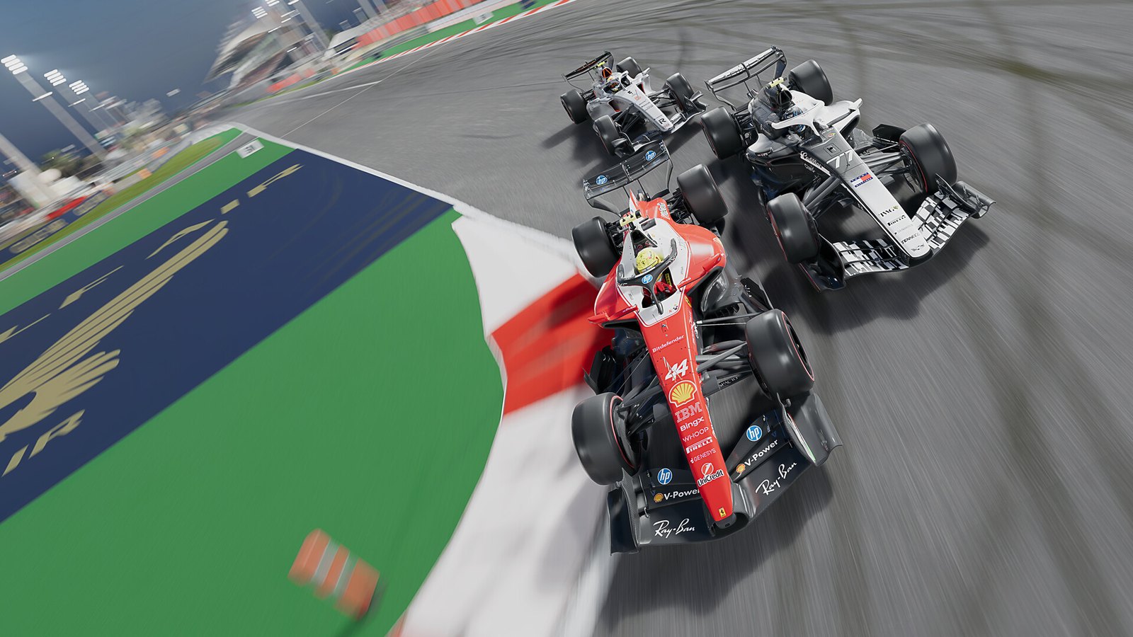 Trois monoplaces de Formule 1 abordent un virage à grande vitesse, la première rouge, les suivantes argentées, dans un flou de mouvement.