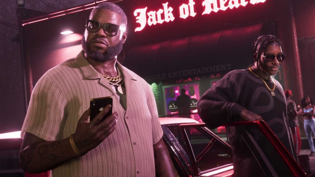 Deux hommes devant l'enseigne au néon rose d'un club nommé Jack of Hearts, l'un consultant son téléphone.