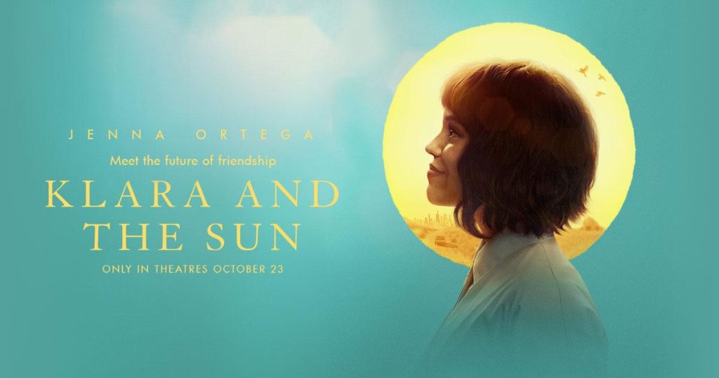Affiche de Klara et le Soleil : le visage de Jenna Ortega de profil dans un soleil jaune, sur fond turquoise.