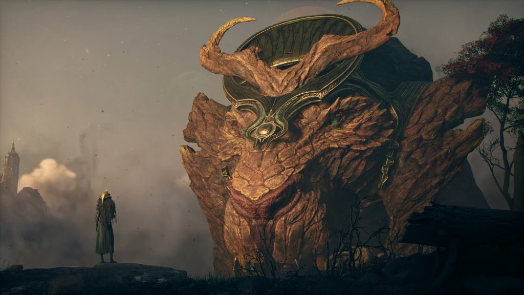 Une immense créature cornue de pierre émerge de la brume, une silhouette humaine minuscule à ses pieds.