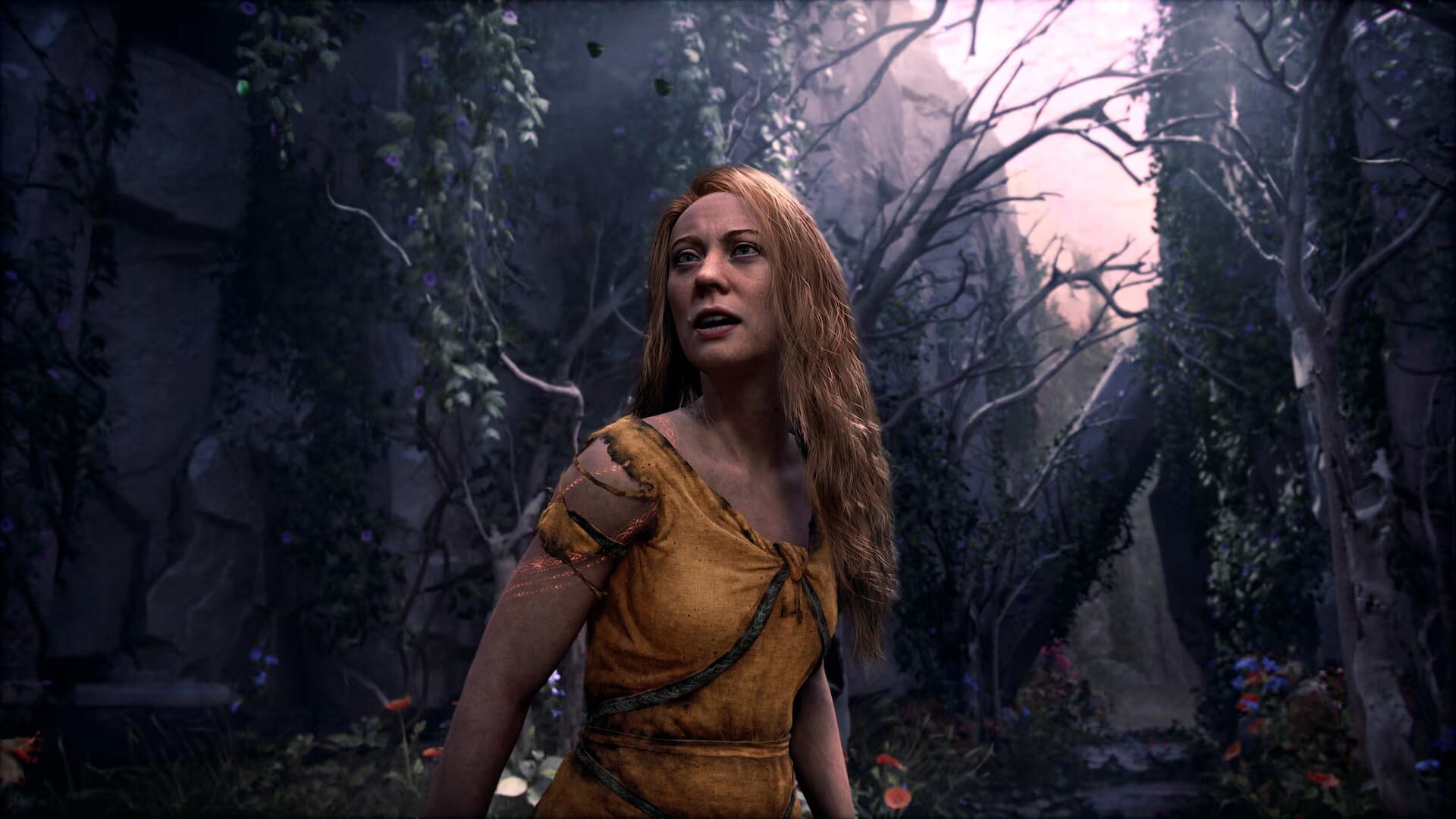 Une femme rousse en tunique claire lève les yeux dans une forêt sombre aux arbres dénudés.
