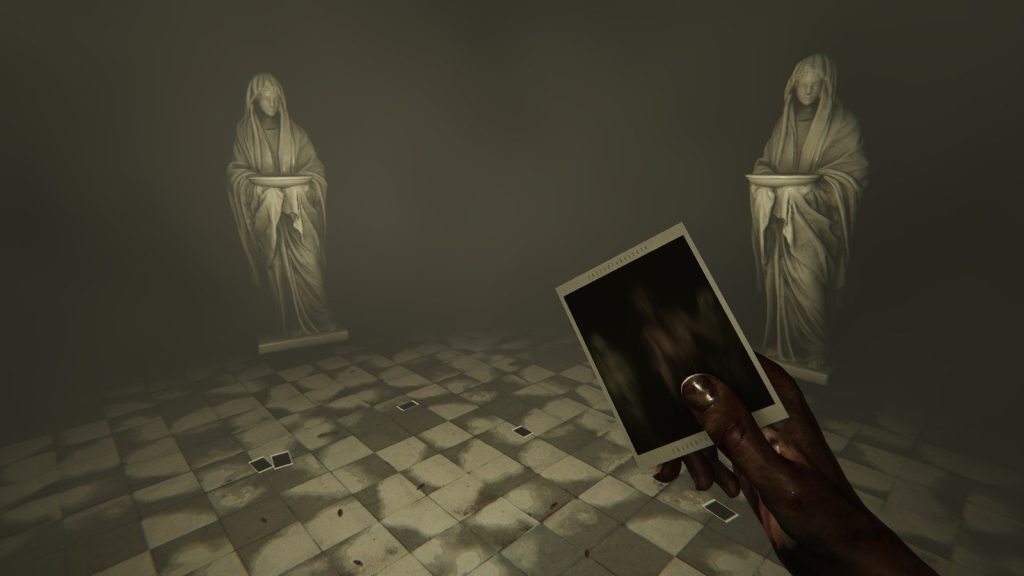 Une main tachée de sang tient une photo floue entre deux statues voilées, dans une salle carrelée envahie de brume où traînent d’autres clichés.