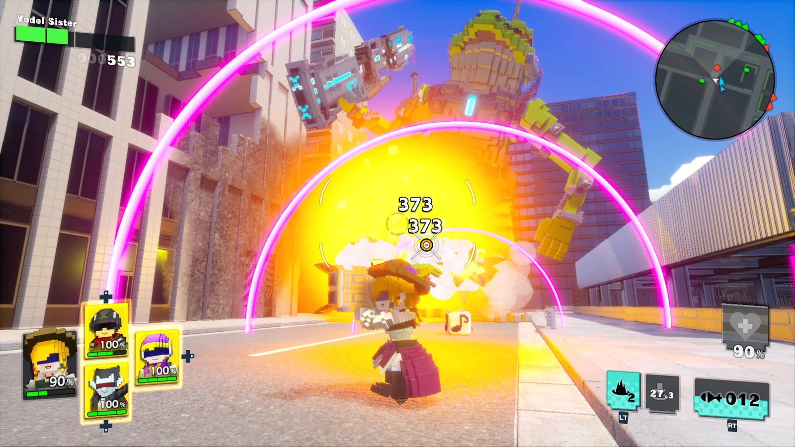 Une ville faite de cubes colorés où un petit personnage anguleux tire sur un robot géant jaune, au milieu d'arcs d'énergie roses et de chiffres de dégâts.