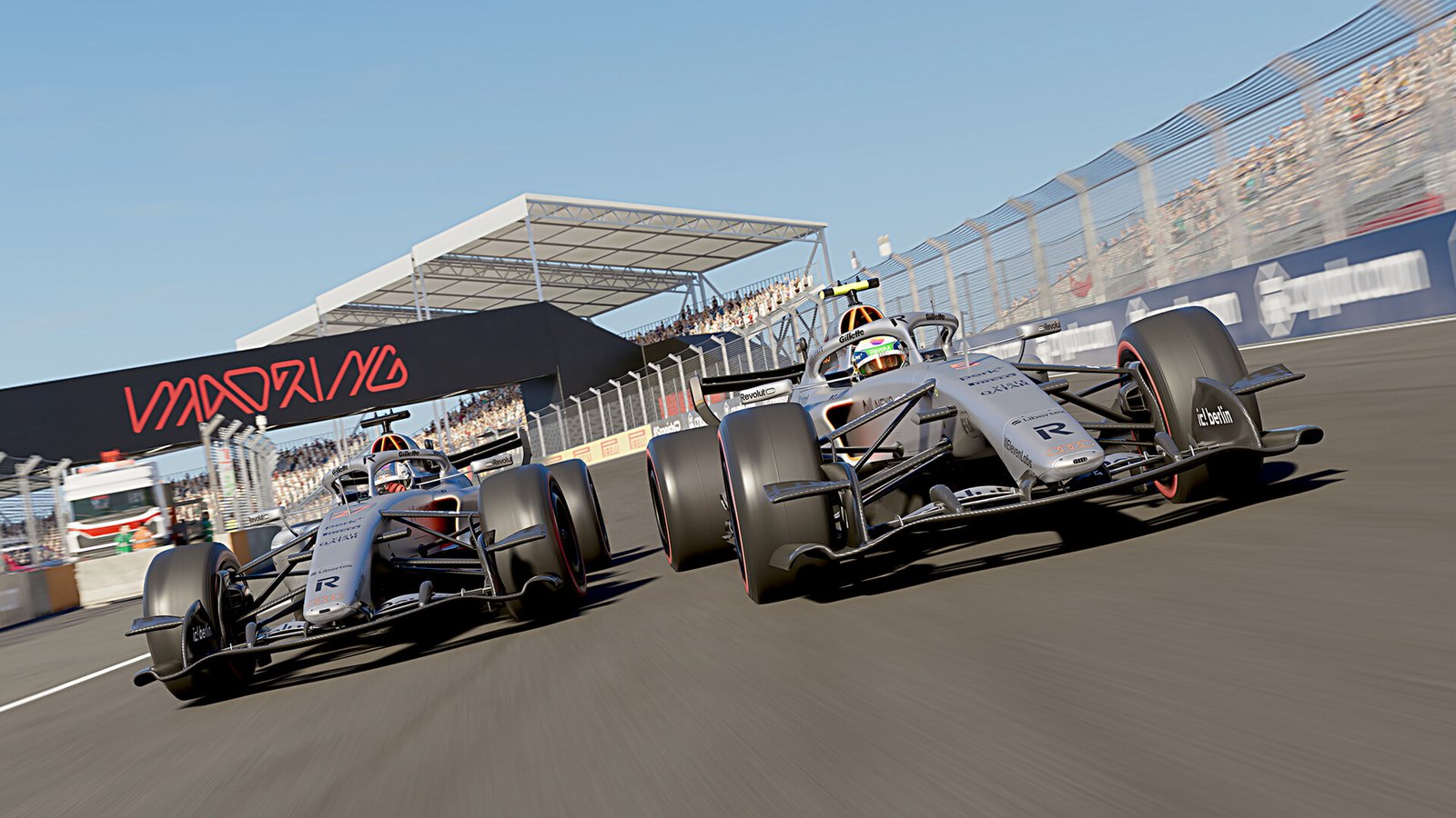 Trois monoplaces de Formule 1 roulent de front à pleine vitesse sur un circuit urbain, devant des tribunes, dans un flou de mouvement.