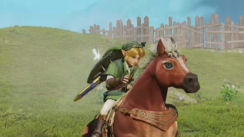 Link, enfant, en tunique verte, galope sur la jument Epona dans une prairie, devant une palissade en bois, avec la fée Navi près de lui.