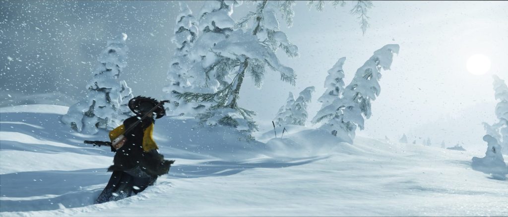 Une silhouette traverse une forêt prise dans la neige et le brouillard, presque entièrement blanche.